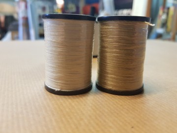links ecru, rechts beige