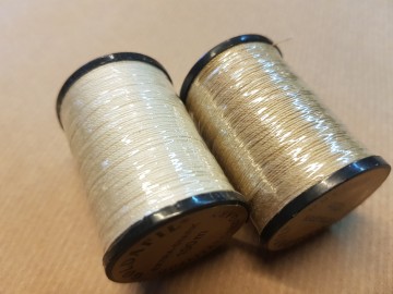 links ecru, rechts beige