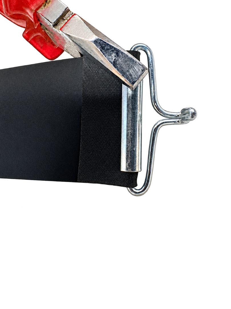 De metalen clip op de singelband dichtknijpen met een combinatietang